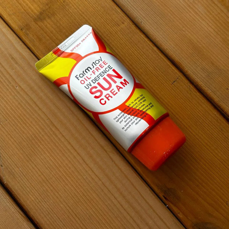 کرم ضد آفتاب فاقد چربی فارم استی SPF50 حجم 70 میل