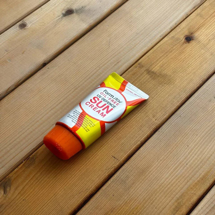 کرم ضد آفتاب فاقد چربی فارم استی SPF50 حجم 70 میل